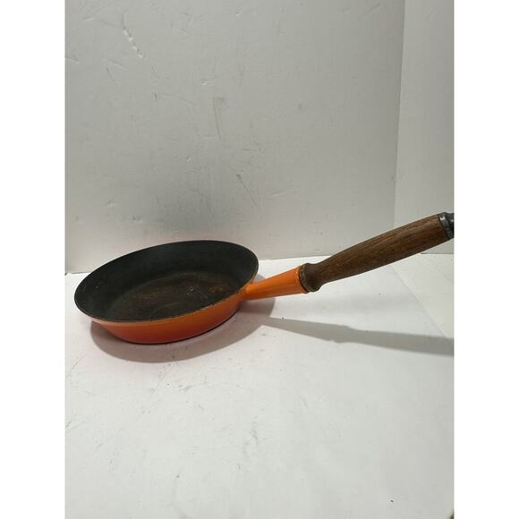 Le Creuset #24 Orange Sauce Pan Cast‎ Iron Wood Handle Frying Skillet - Picture 1 of 14